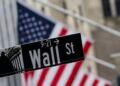 The S&P 500 and most of its stocks are heading in opposite directions at a record pace. What investors should know.