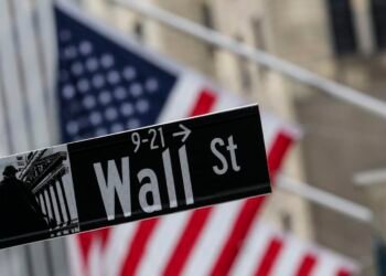 The S&P 500 and most of its stocks are heading in opposite directions at a record pace. What investors should know.