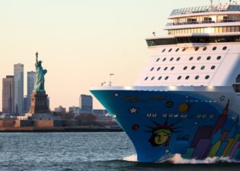 The unsinkable U.S. economy cruises on, despite headwinds from the Iran war