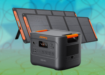 This Home Generator and Solar Panel Bundle Is $1,300 Off Right Now