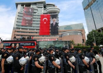 Turkish riot police enter opposition headquarters to evict ousted leadership