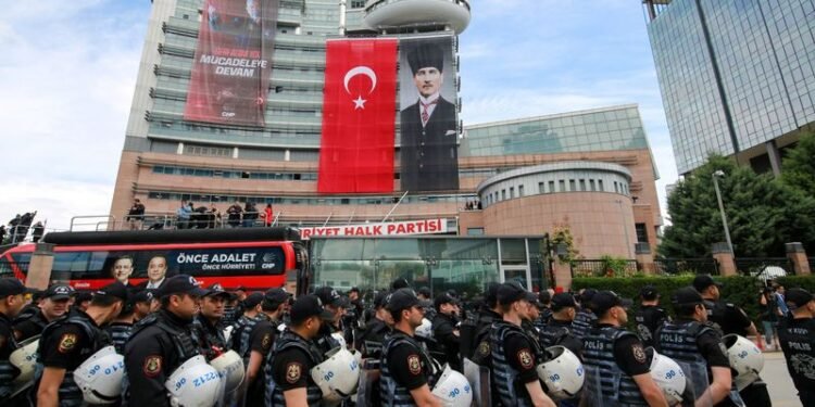 Turkish riot police enter opposition headquarters to evict ousted leadership