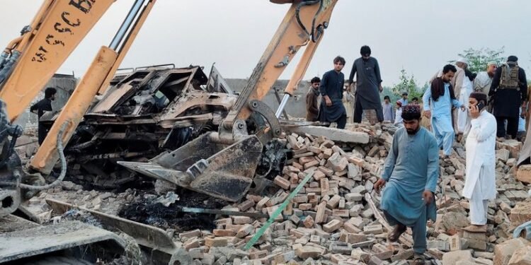 Twelve Pakistani police officers killed in car bombing and shootout