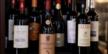 US tariffs weigh on world wine trade in 2025 while consumption slips to new low