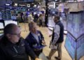 Wall St extends losses as chip stocks slide, Treasury yields climb