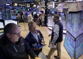 Wall St extends losses as chip stocks slide, Treasury yields climb