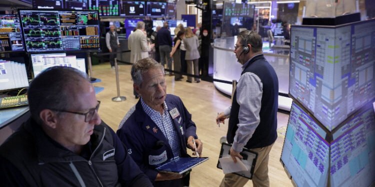 Wall St extends losses as chip stocks slide, Treasury yields climb