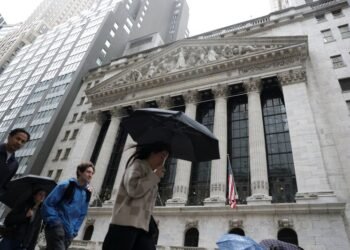 Wall St futures gain on US-Iran peace talk hopes