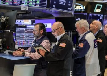Wall Street extends rally on tech strength; Middle East deal stays in focus