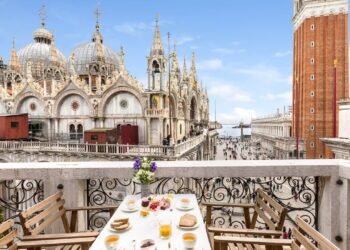 15 Best Airbnbs in Venice for Canal Views, Excellent Osterias, and Gondola Access