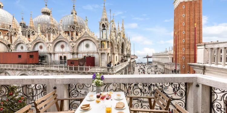 15 Best Airbnbs in Venice for Canal Views, Excellent Osterias, and Gondola Access