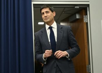 Chairman Warsh abstains from giving rate forecast as several members signal a hike in 2026