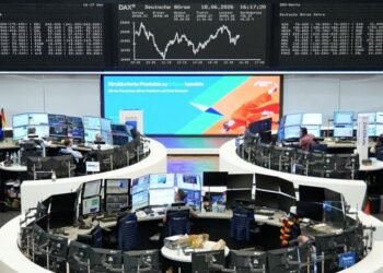 European shares slip on Fed hike bets, tech drag