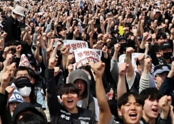 Exclusive-South Korea labour minister calls on tech firms to share excess AI profits with suppliers, staff