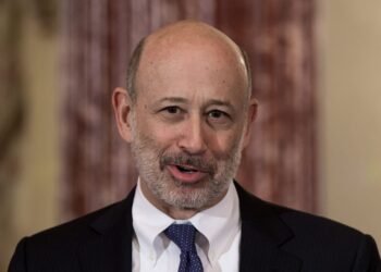 Former Goldman CEO Lloyd Blankfein calls day trading his ‘music’ — and says 98% of his portfolio is in risky assets
