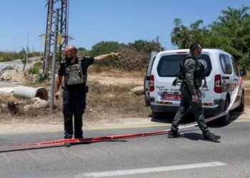 Gunman kills one, wounds five in drive-by attacks in Israel