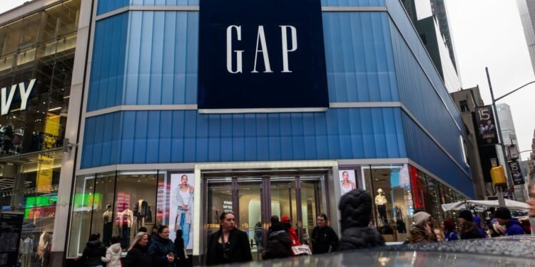 High gas prices soak up more retail-sales dollars — and restaurants are paying the bill