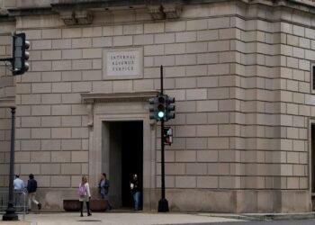 Identity theft victims face 'unconscionable' IRS delays, report says