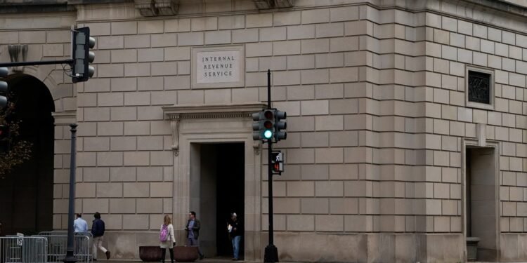 Identity theft victims face 'unconscionable' IRS delays, report says