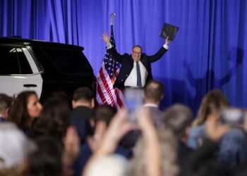 LePage wins Maine Republican nod in key US House battleground