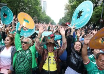 Mexico City chases world record for largest Mexican wave ahead of World Cup