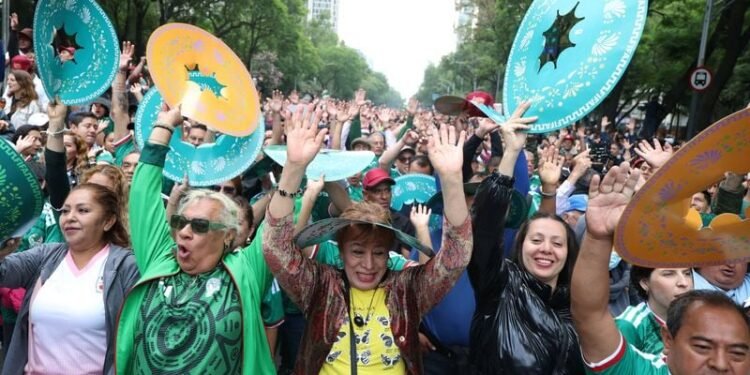 Mexico City chases world record for largest Mexican wave ahead of World Cup