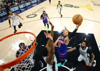 NBA-Knicks defeat Spurs to snap 53-year NBA title drought