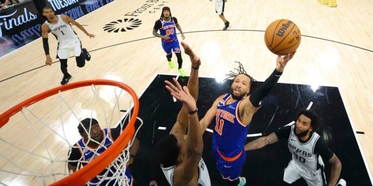 NBA-Knicks defeat Spurs to snap 53-year NBA title drought