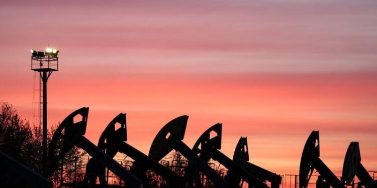 Oil falls as investors focus on potential Iran-US talks in Doha