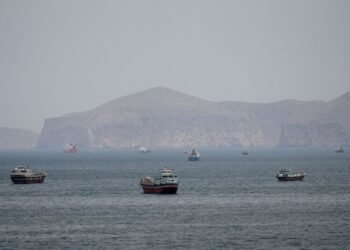 Oil slips again as US, Iran sign peace deal