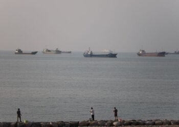 Qatar brings LNG tankers into Hormuz despite shipping slowdown