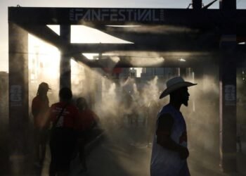Soccer-Beating the heat no problem for World Cup fans in sweltering Houston
