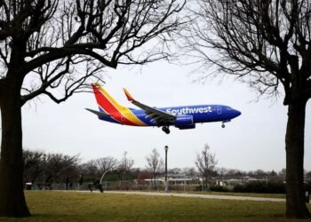 Southwest sticks with Boeing as MAX 7 delay pushes service to 2027
