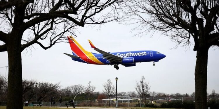 Southwest sticks with Boeing as MAX 7 delay pushes service to 2027
