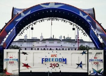Trump hosts White House cage fights amid war and political scrutiny