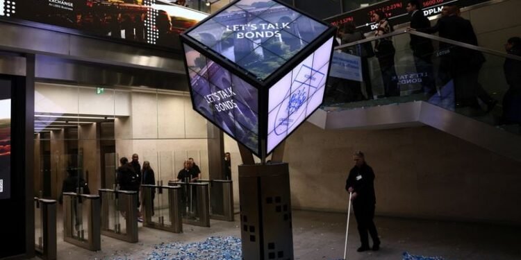 UK stocks decline before Bank of England rate decision
