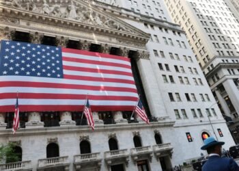U.S. stock futures dip, oil prices surge as new attacks threaten the cease-fire with Iran