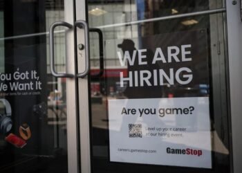 US weekly jobless claims fall amid low layoffs