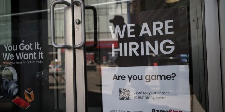 US weekly jobless claims fall amid low layoffs