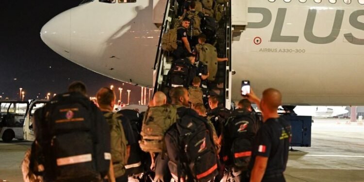 Venezuela welcomes 1,600 foreign rescuers in urgent search for quake survivors