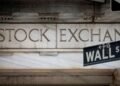 Investors look for Fed clues, earnings signs as tech wobbles 