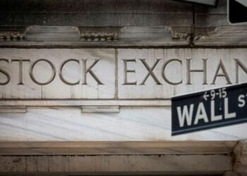 Investors look for Fed clues, earnings signs as tech wobbles 