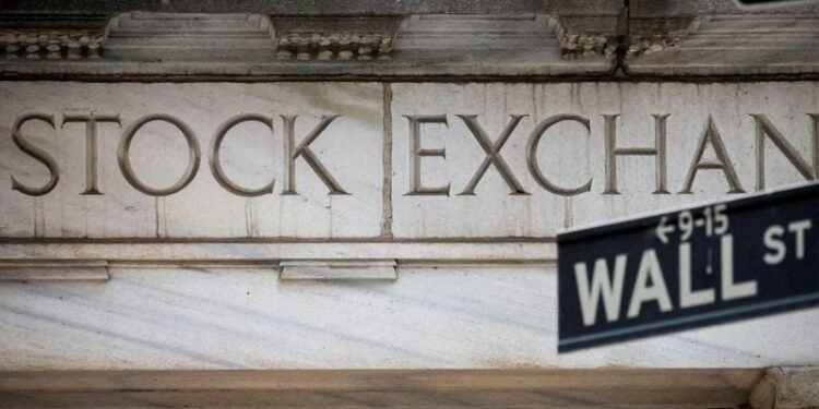 Investors look for Fed clues, earnings signs as tech wobbles 