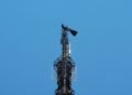 Russian daredevils unfurl banner atop New York’s Empire State Building in proposal stunt
