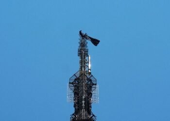 Russian daredevils unfurl banner atop New York’s Empire State Building in proposal stunt