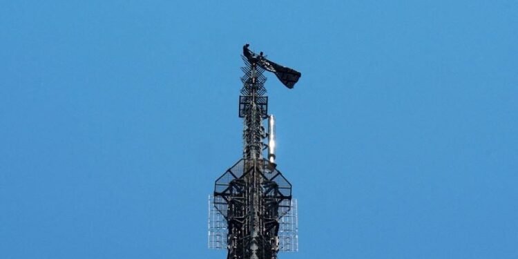 Russian daredevils unfurl banner atop New York’s Empire State Building in proposal stunt