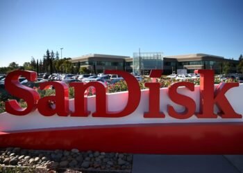 Sandisk’s stock is plunging, but some analysts are getting even more bullish