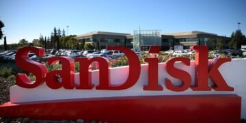 Sandisk’s stock is plunging, but some analysts are getting even more bullish