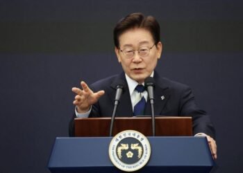 South Korea’s Lee urges speed in launching mega chip projects