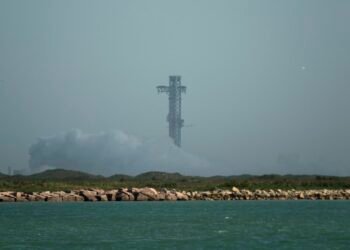 SpaceX postponed a crucial launch — and its stock went on to close below IPO price for second day